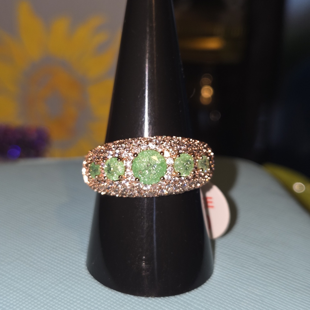 Exquisite Green and Gold Women's Ring